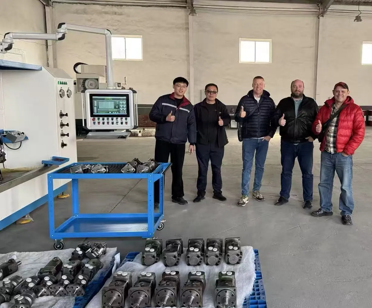Els clients russos van visitar la fàbrica de motors hidràulics Yushan a Qingdao per a la inspecció i l'intercanvi d'opinions.